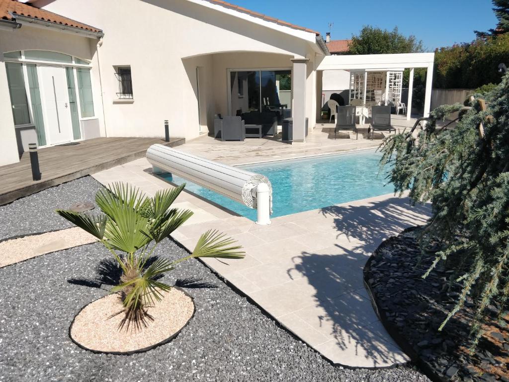 Swimming pool sa o malapit sa Chambre d'hôte dans une propriété avec piscine