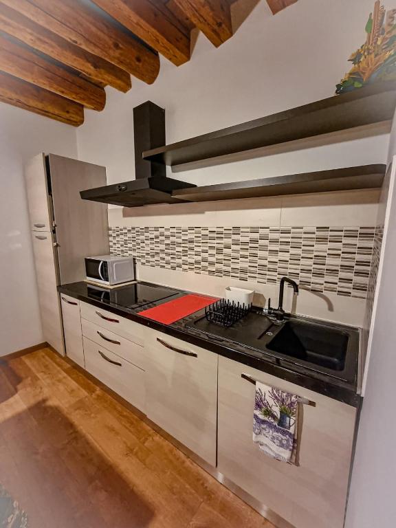 A kitchen or kitchenette at San Marco Central Flat