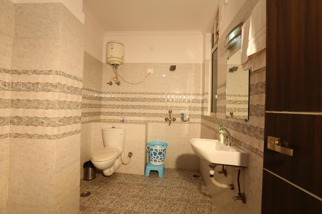 Hotel Nexus l Hotels In Charbagh Lucknow - Sala Familiar Con Baño Privado
