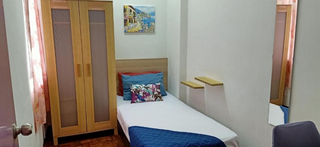 een kleine kamer met een klein bed erin bij Budget Single Bedroom at Suria Kipark Damansara in Kuala Lumpur