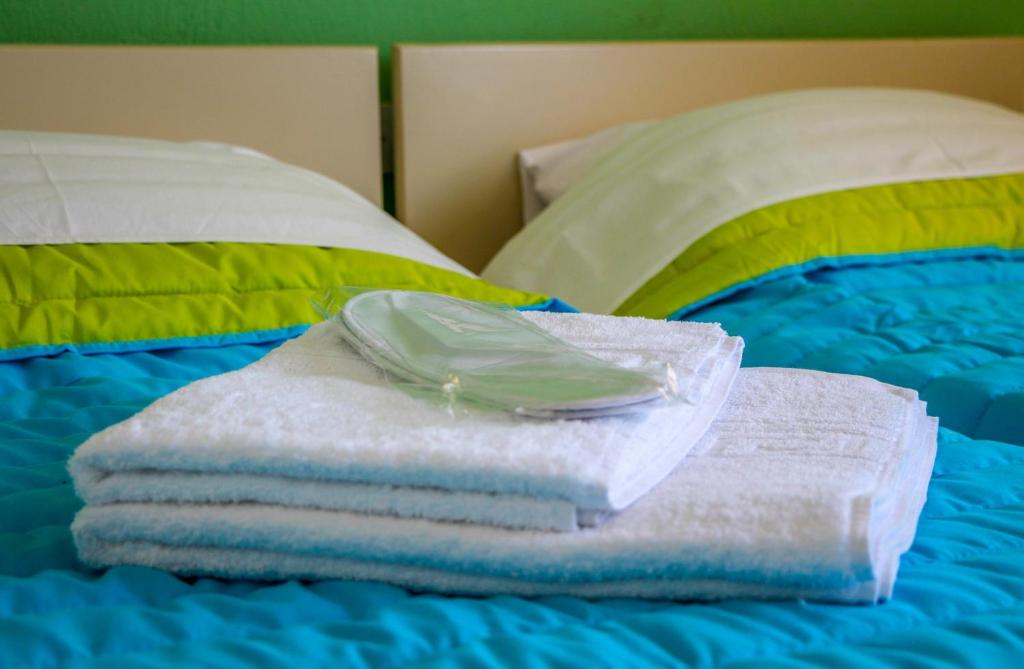 Postel nebo postele na pokoji v ubytování Mirtos Hotel