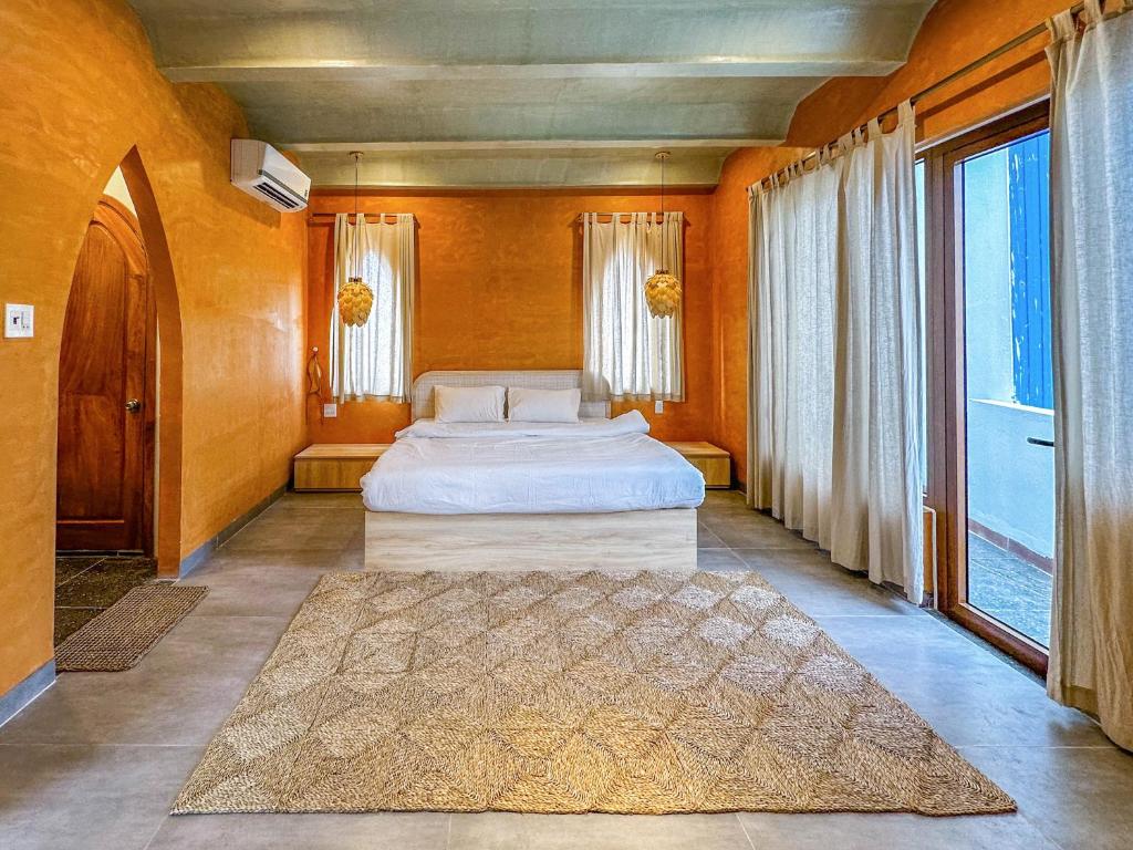sypialnia z łóżkiem i dużym oknem w obiekcie Eo Gió Có Homestay w mieście Quy Nhơn