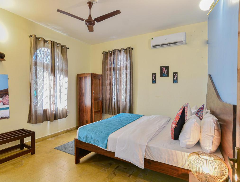 Postel nebo postele na pokoji v ubytování GR Stays WHITE HOUSE 4bhk Private Pool Villa in Calangute