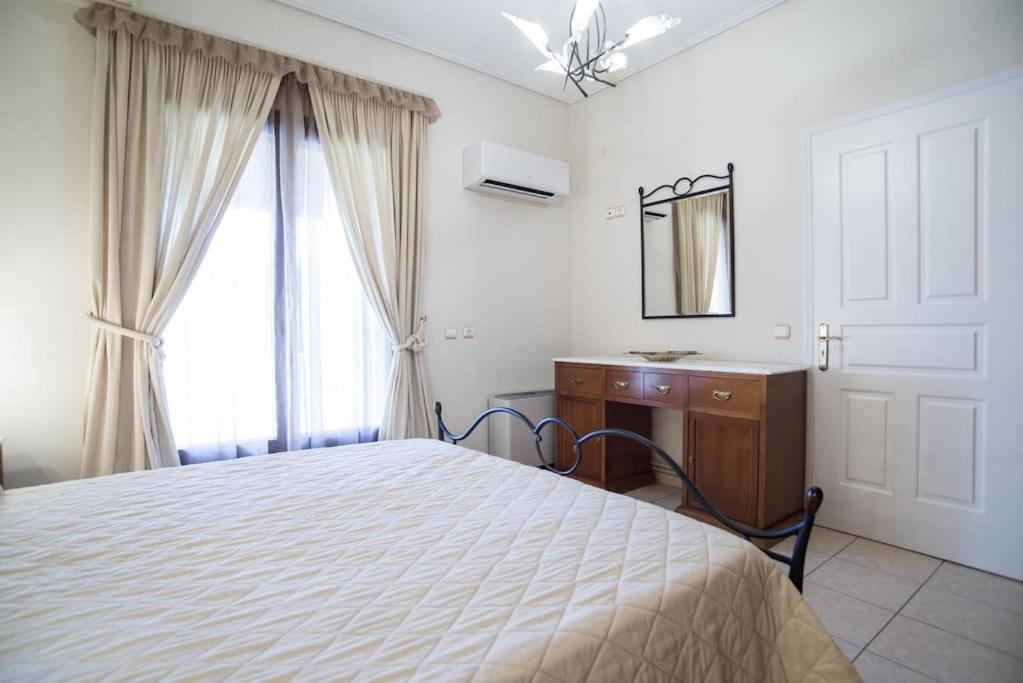 Posteľ alebo postele v izbe v ubytovaní Beachfront villa in Galaxidi