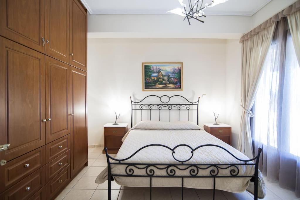 Posteľ alebo postele v izbe v ubytovaní Beachfront villa in Galaxidi