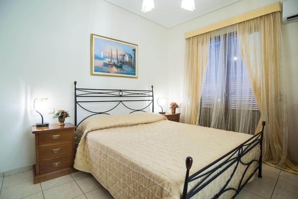 Posteľ alebo postele v izbe v ubytovaní Beachfront villa in Galaxidi