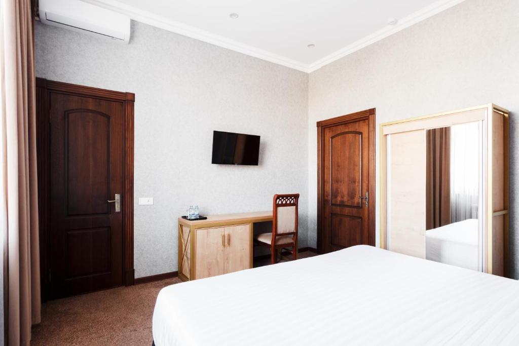 Un ou plusieurs lits dans un hébergement de l'établissement Western Suites Hotel