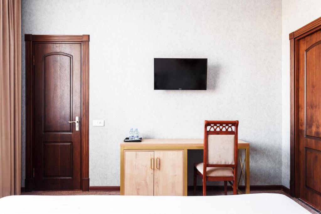 Télévision ou salle de divertissement dans l'établissement Western Suites Hotel