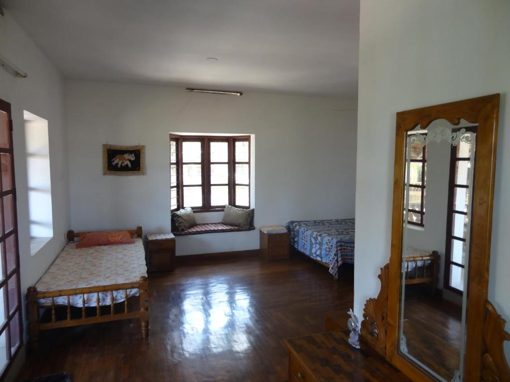 Habitación con cama y sofá. en Montecello, en Trivandrum