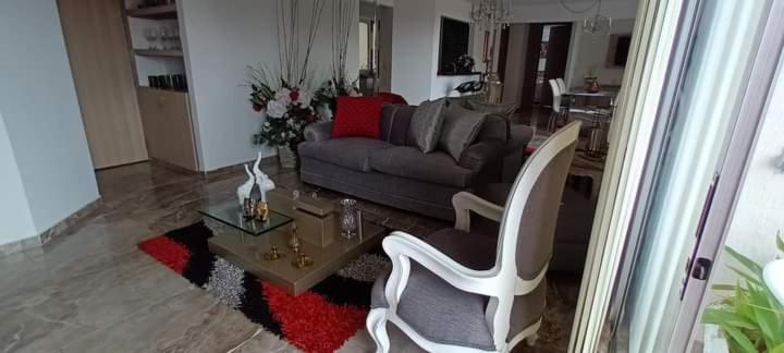 sala de estar con sofá y mesa en Apartamento en Valle de lili, en Cali
