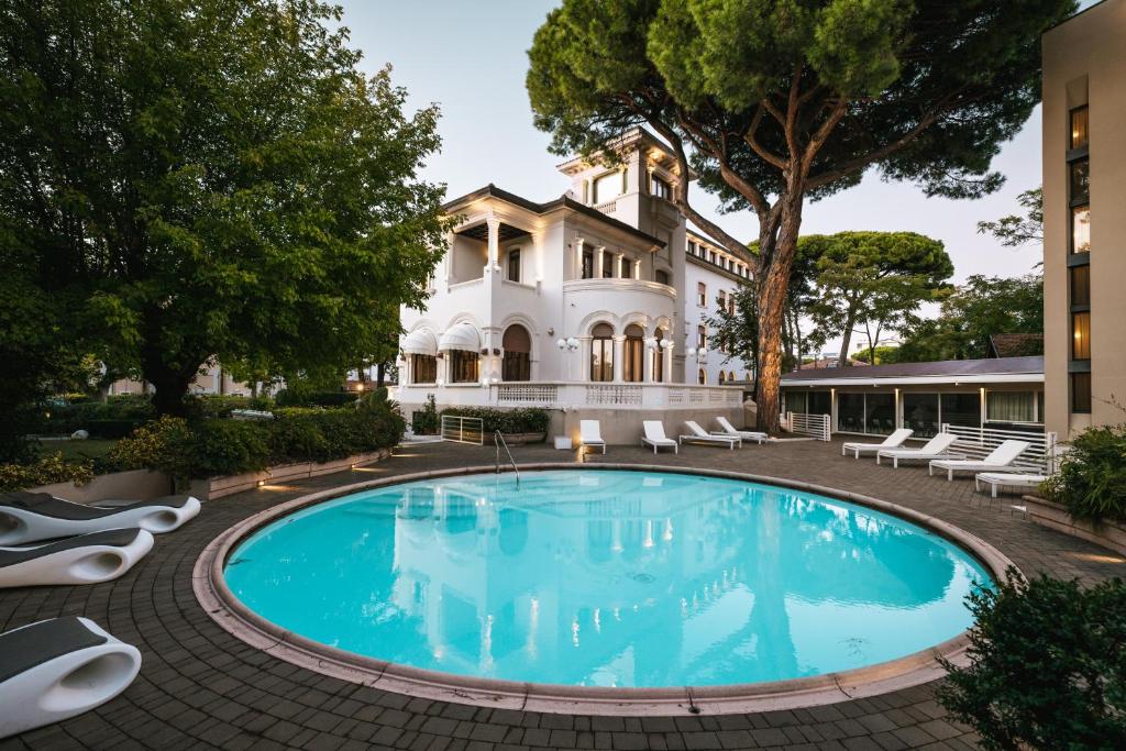Bazén v ubytování Hotel De La Ville nebo v jeho okolí