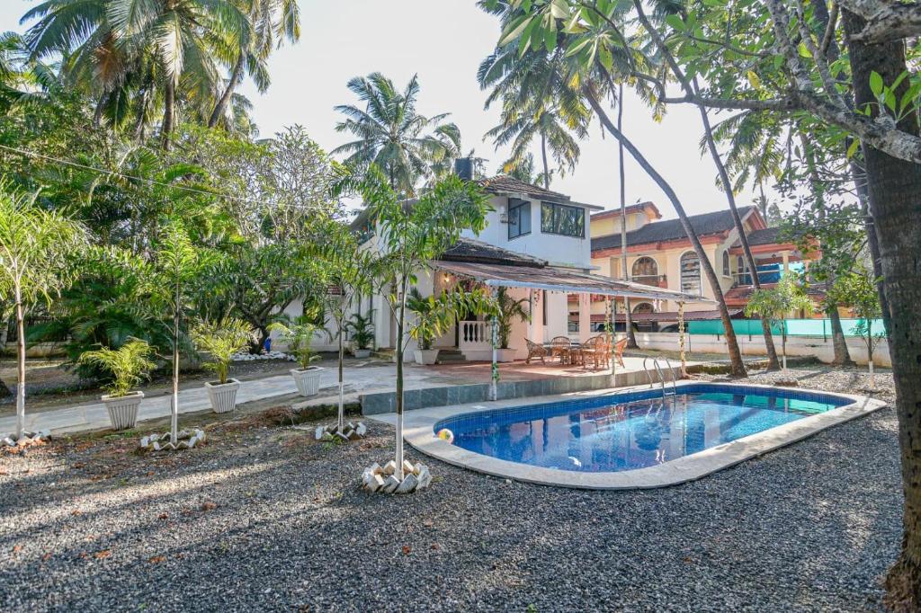 Bazén v ubytování GR Stays WHITE HOUSE 4bhk Private Pool Villa in Calangute nebo v jeho okolí