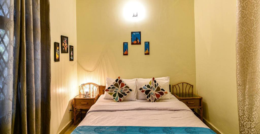 Postel nebo postele na pokoji v ubytování GR Stays WHITE HOUSE 4bhk Private Pool Villa in Calangute