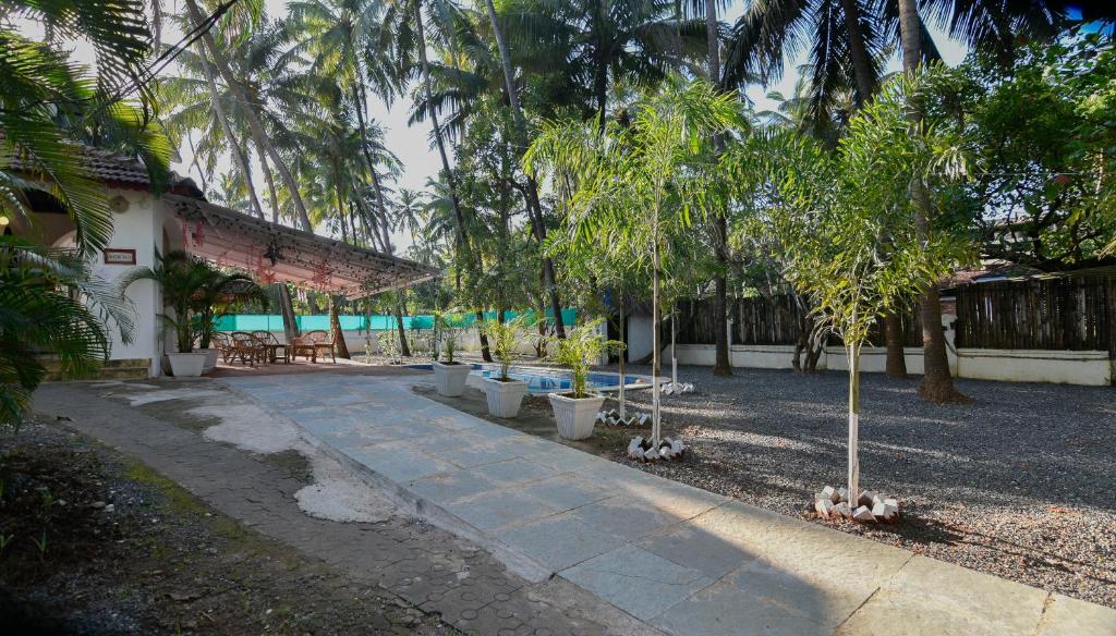Zahrada ubytování GR Stays WHITE HOUSE 4bhk Private Pool Villa in Calangute