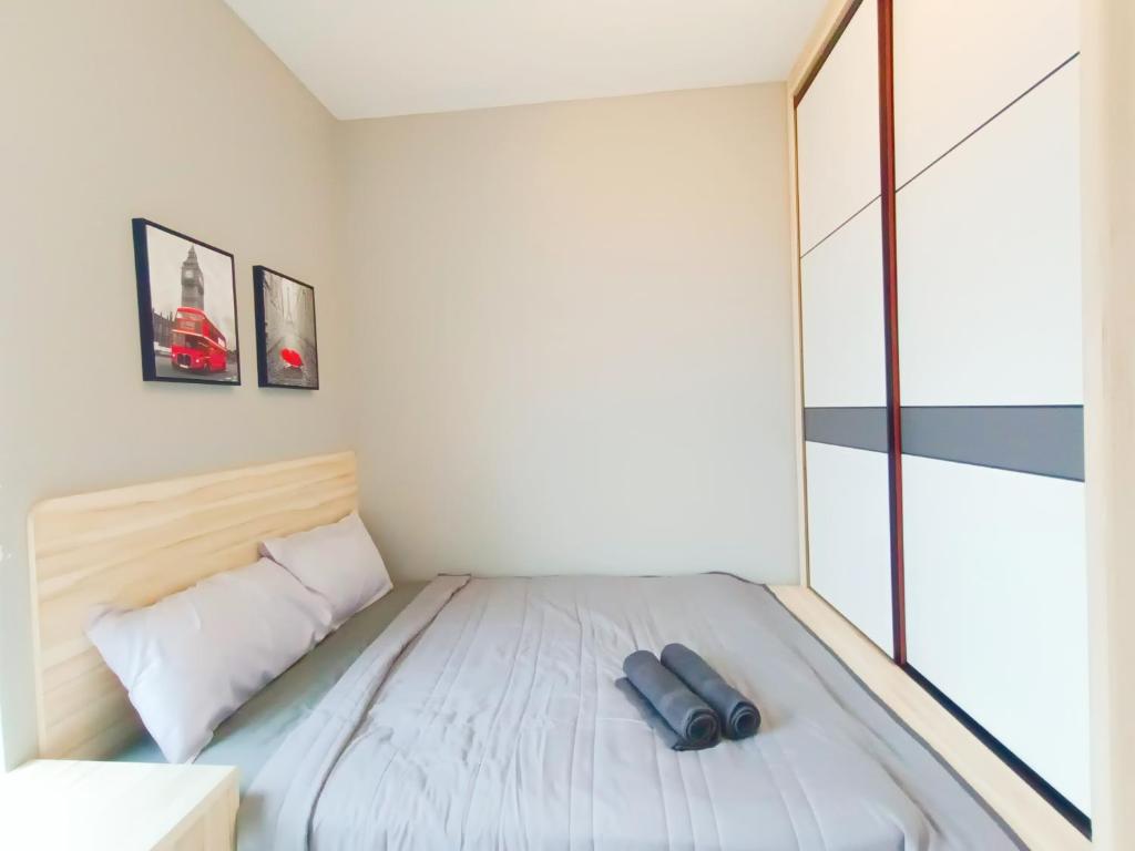 Postel nebo postele na pokoji v ubytování Medini LUXURY Suite, 3min to Legoland,3BR Netflix