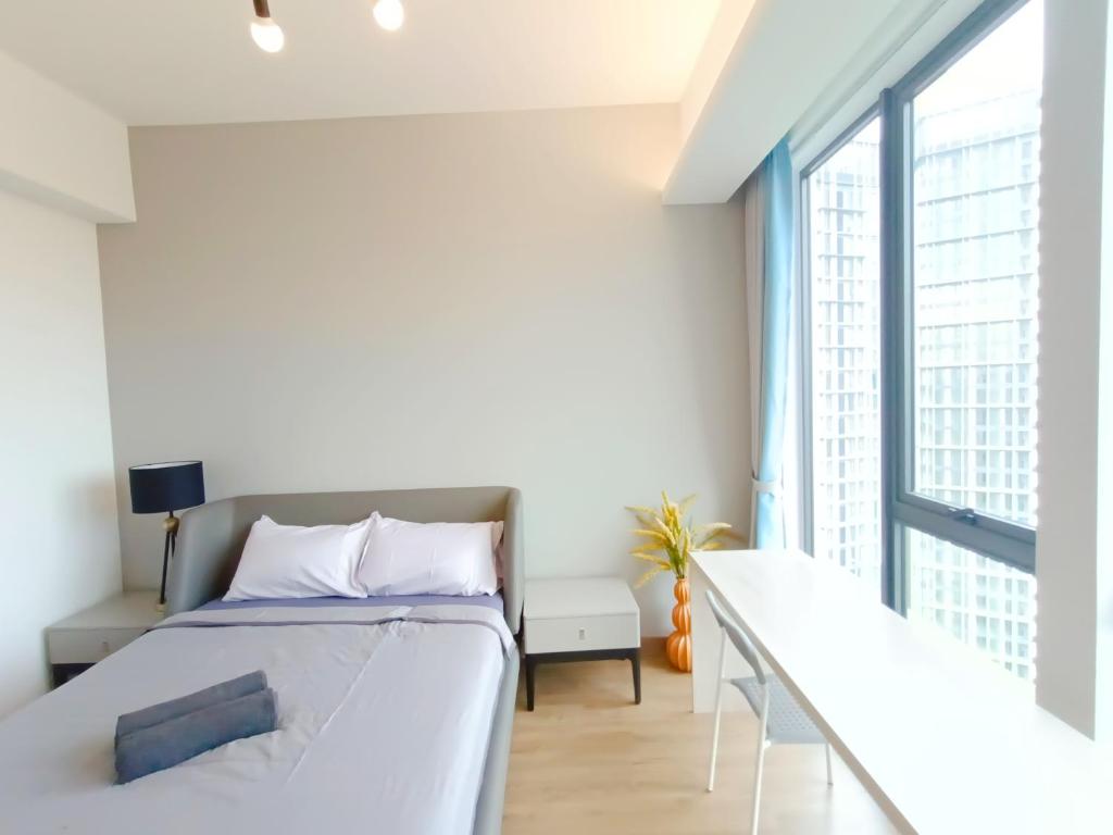 Postel nebo postele na pokoji v ubytování Medini LUXURY Suite, 3min to Legoland,3BR Netflix