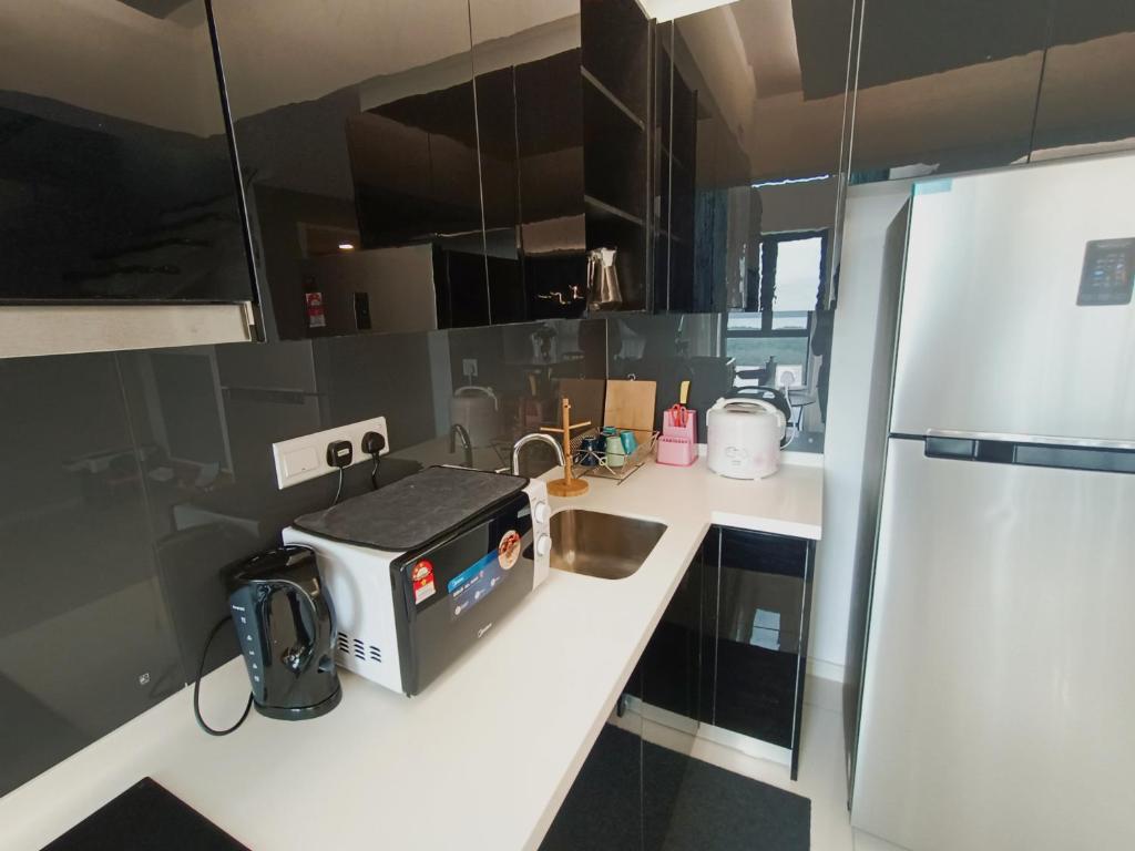 Kuchyň nebo kuchyňský kout v ubytování Medini LUXURY Suite, 3min to Legoland,3BR Netflix