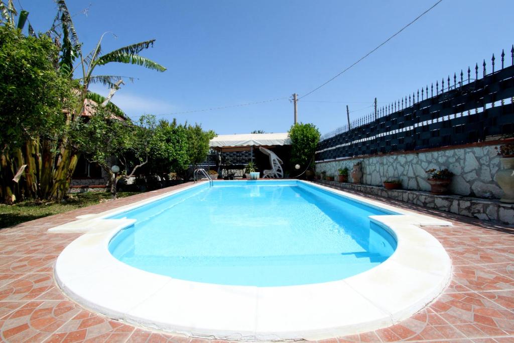 A piscina localizada em Villa con Piscina a Balestrate ou nos arredores