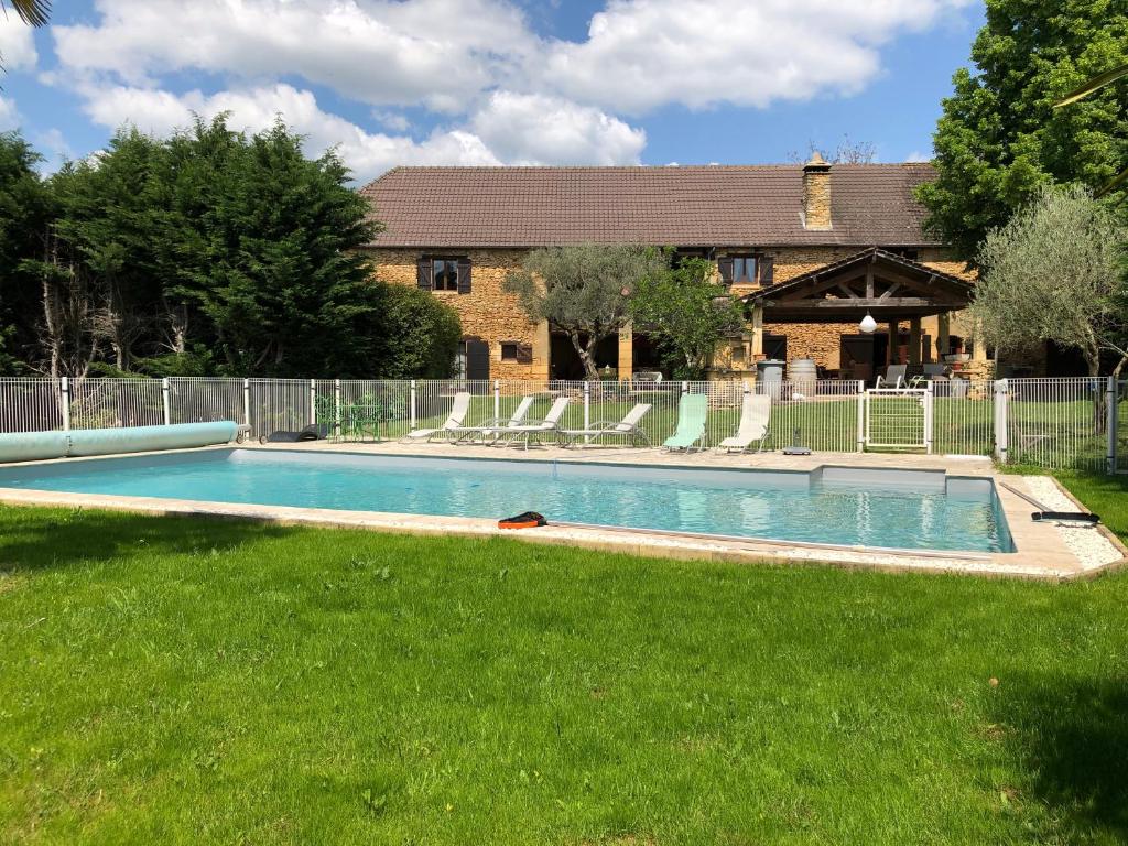 Bazén v ubytování La Grange de Langlade nebo v jeho okolí