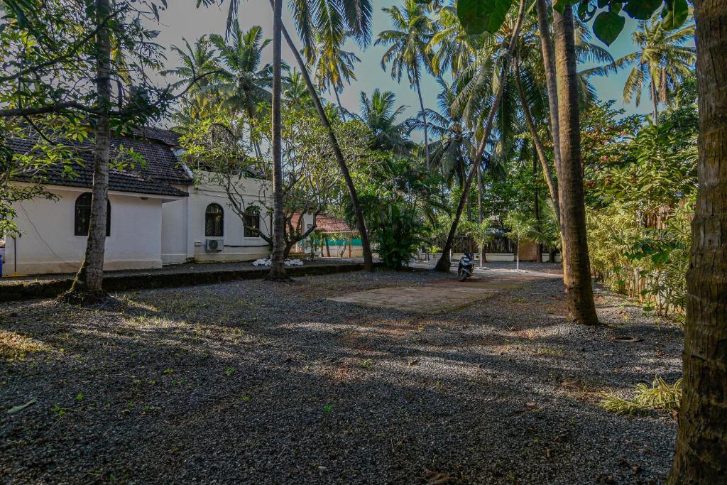 Zahrada ubytování GR Stays WHITE HOUSE 4bhk Private Pool Villa in Calangute