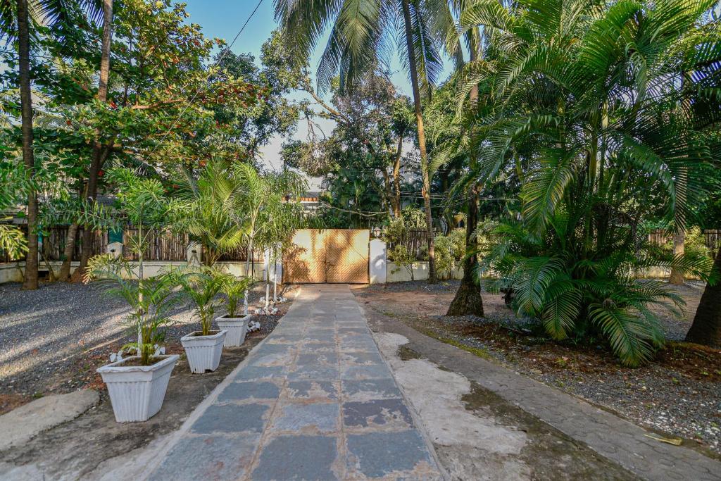 Zahrada ubytování GR Stays WHITE HOUSE 4bhk Private Pool Villa in Calangute