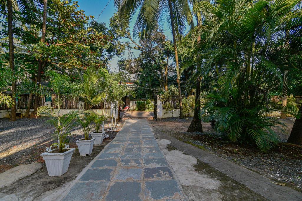 Zahrada ubytování GR Stays WHITE HOUSE 4bhk Private Pool Villa in Calangute