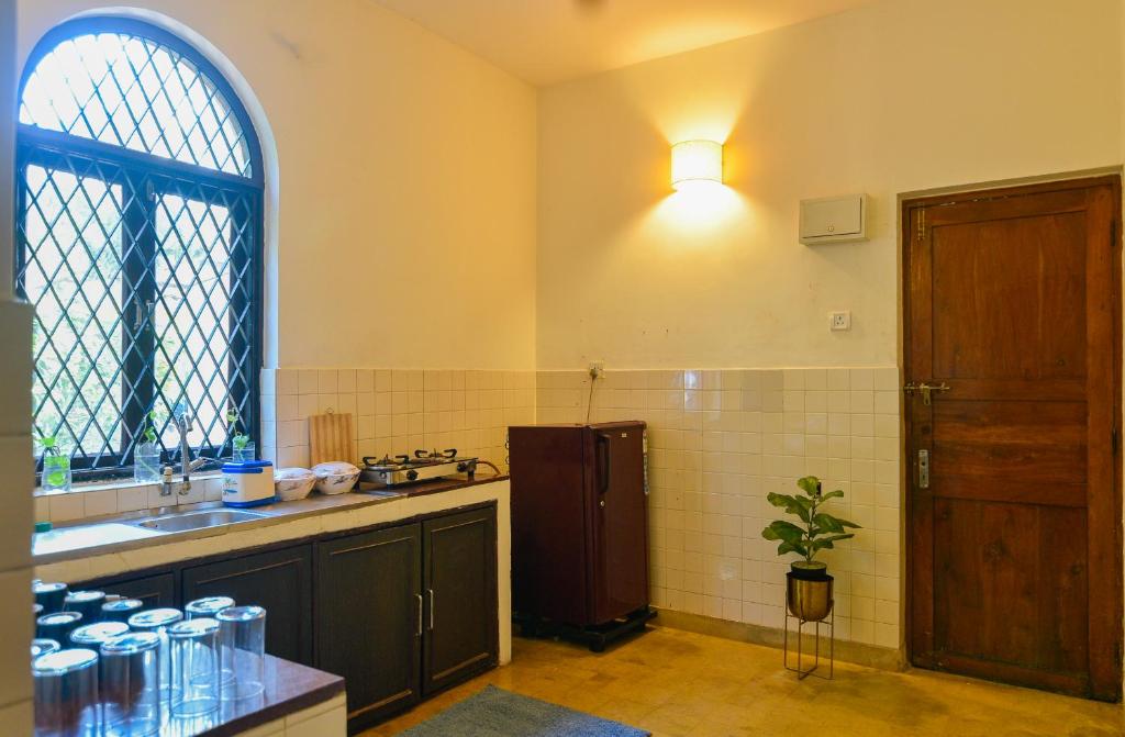 Kuchyň nebo kuchyňský kout v ubytování GR Stays WHITE HOUSE 4bhk Private Pool Villa in Calangute