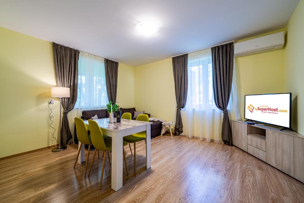 Sunny and Quiet 2bdr Central Apartment