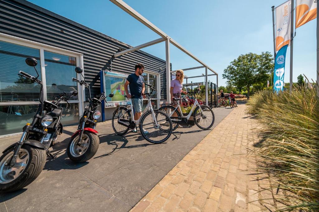 Jízda na kole v ubytování EuroParcs Poort van Zeeland nebo okolí