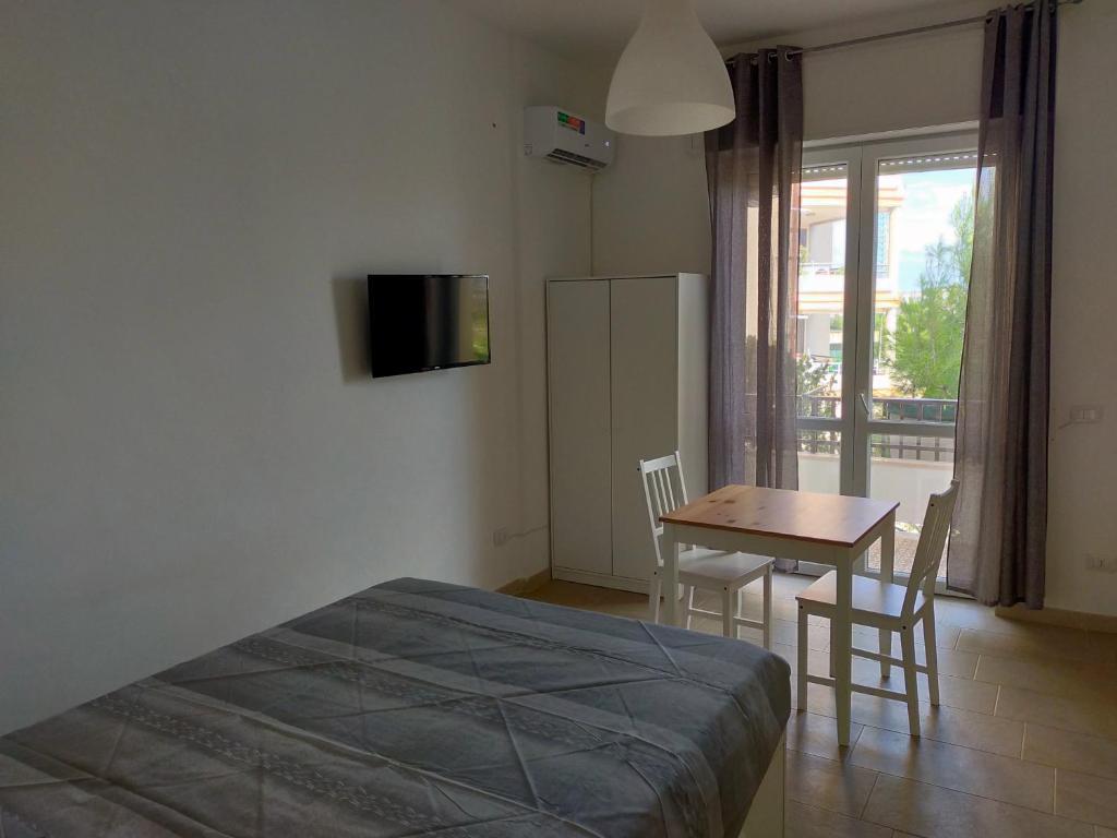 - une chambre avec un lit, une table et des chaises dans l'établissement B&C rentals and events, à Lecce