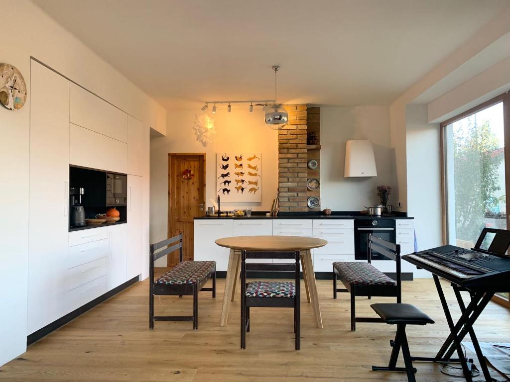 Cosy family house with garden, 12 min from the center - Three-Bedroom House