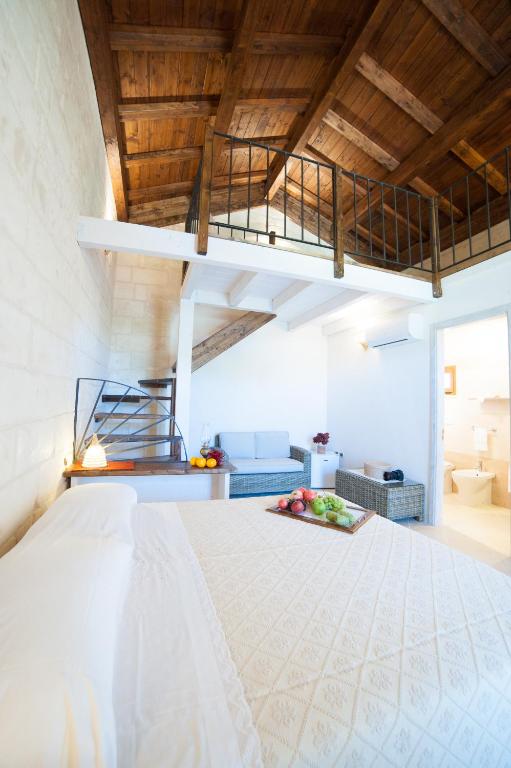 Łóżko lub łóżka w pokoju w obiekcie Agriturismo La Palascìa Masseria Agreste