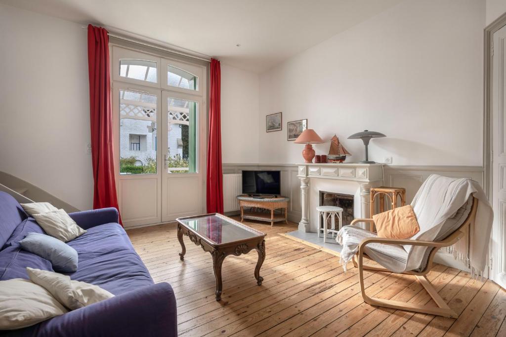 a living room with a couch and a table at Charmante maison à 250 mètres de la plage in Le Pouliguen