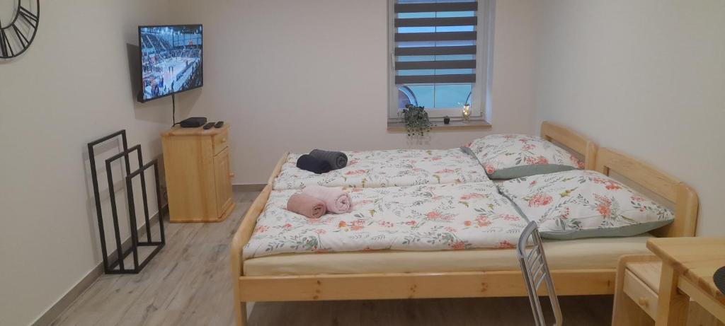 een slaapkamer met een bed met een pop erop bij Baza wypadowa 3 in Leśna