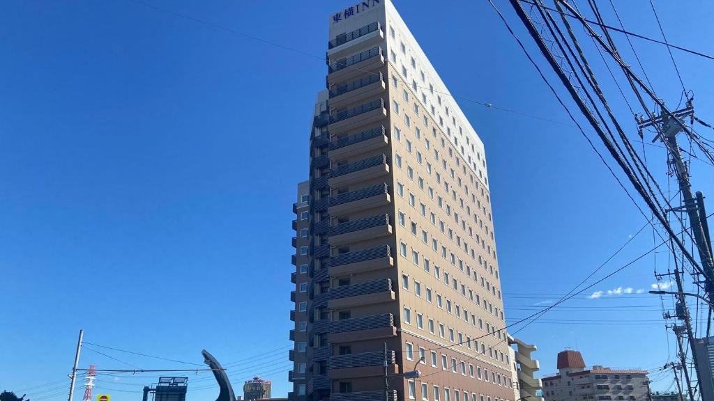 Un edificio alto con muchas ventanas. en Toyoko Inn Nishi Funabashi Baraki Inter en Ichikawa