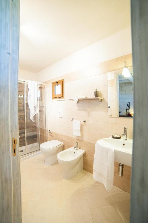 Łazienka w obiekcie Agriturismo La Palascìa Masseria Agreste