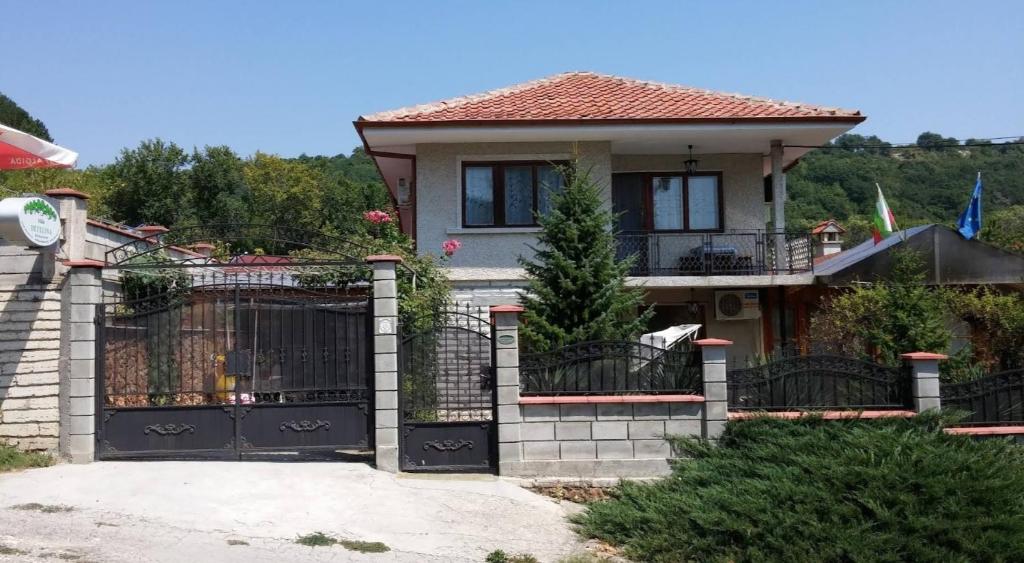 una casa con una puerta negra en Villa Detelina Balchik, en Balchik