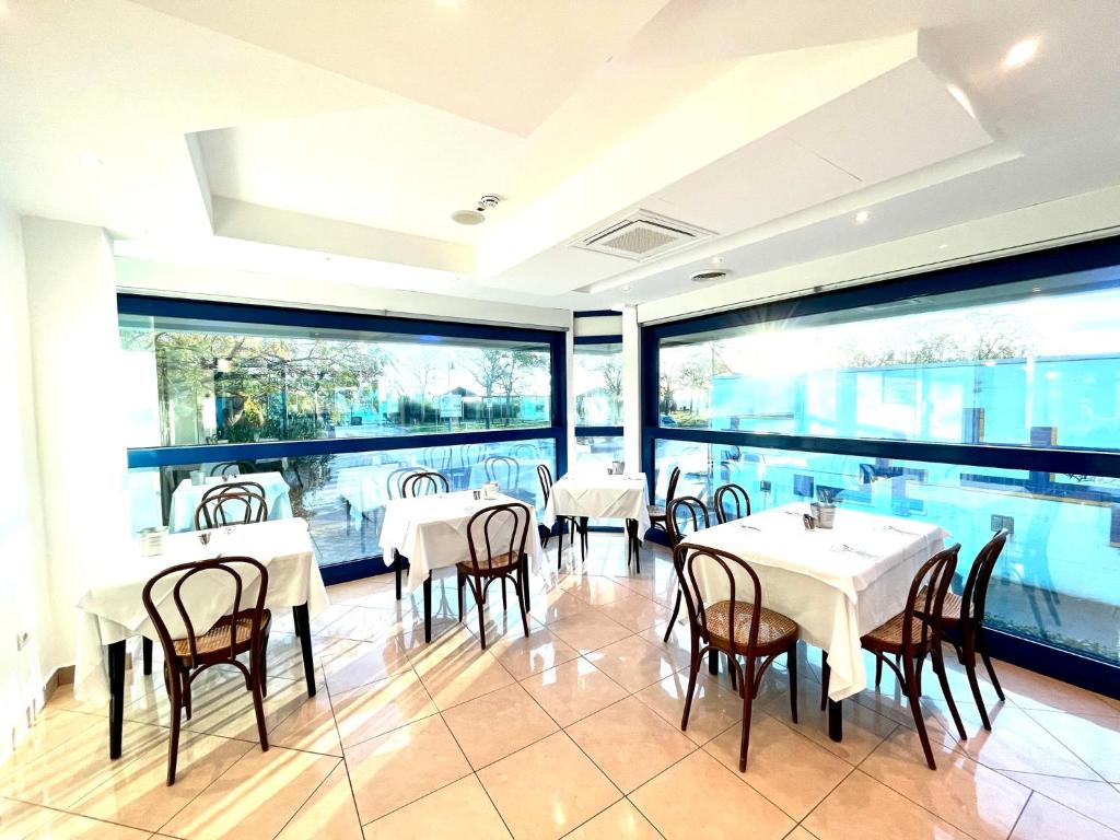 Bazén v ubytování Hotel Venere nebo v jeho okolí