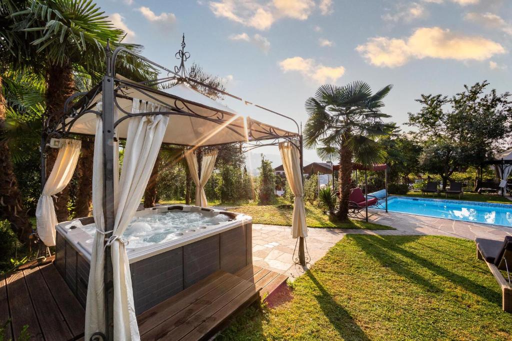 Bazén v ubytování Ruster Resort nebo v jeho okolí