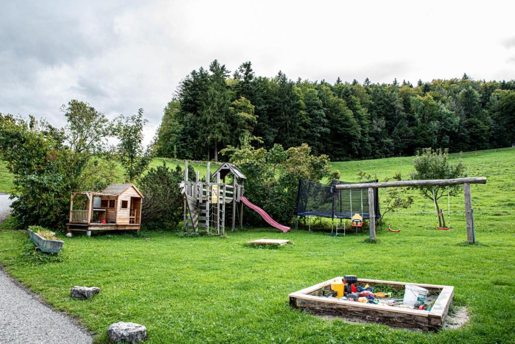 Area giochi per bambini di Ferienwohnung Lippenlehen