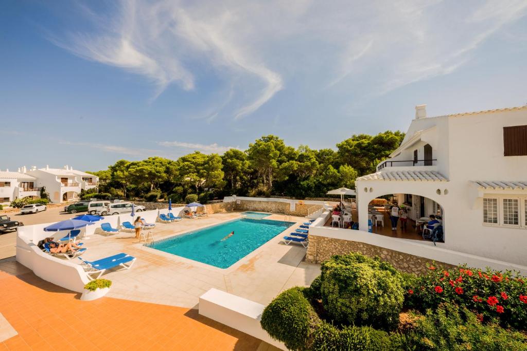 - une vue aérienne sur une villa avec une piscine dans l'établissement Apartamentos Sa Cala, à Cala Morell