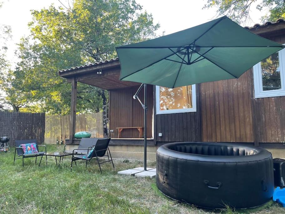Ogród w obiekcie Charmant chalet jungle avec balneo