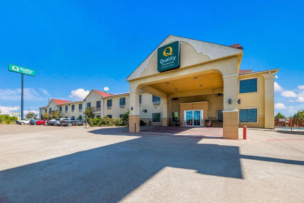 un edificio con un cartel encima en Quality Inn and Suites Terrell, en Terrell