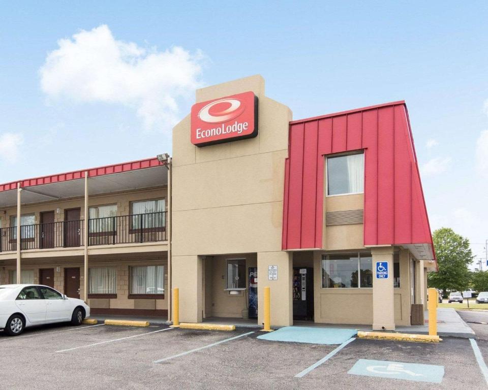 Un edificio con un cartel al costado. en Econo Lodge Virginia Beach Town Center, en Virginia Beach