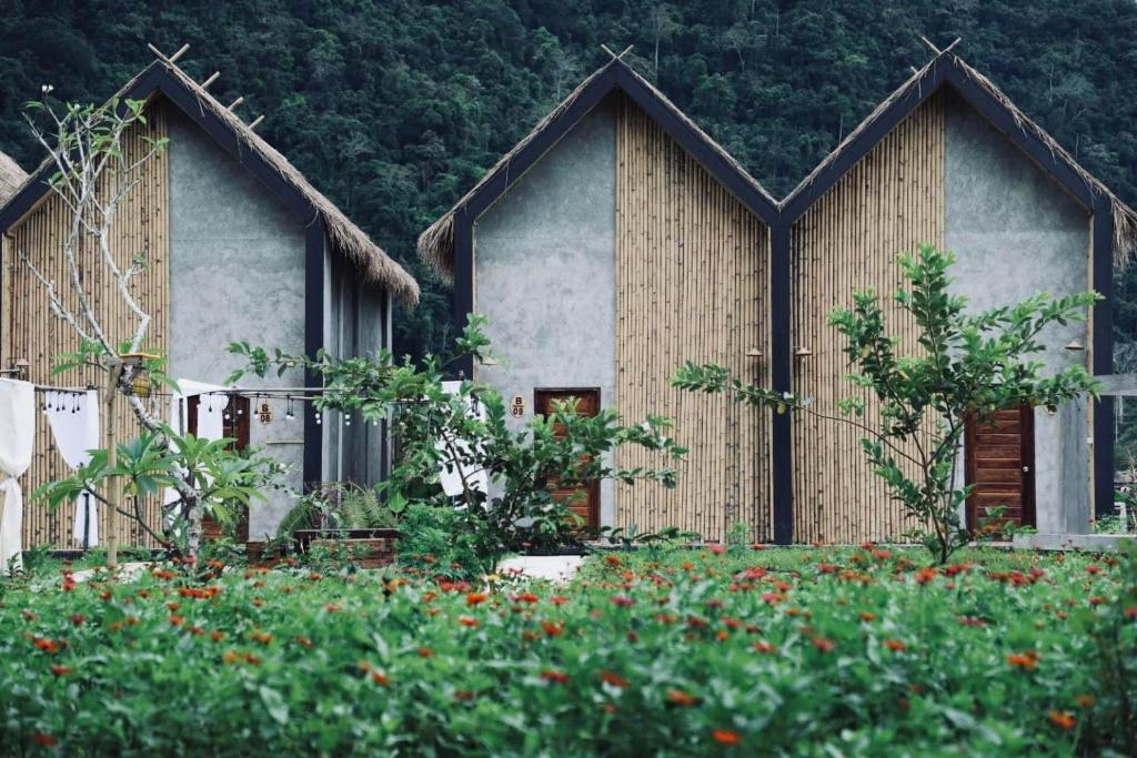 Vangvieng Angsavanh Resort - Sala Familiar Con Vista A La Montaña