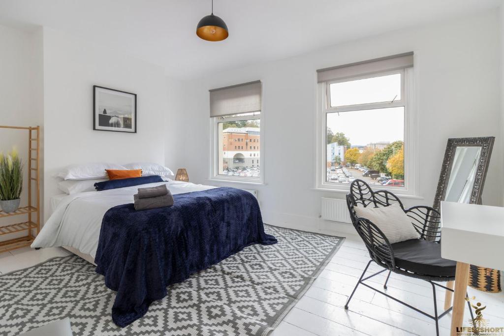 En eller flere senge i et værelse på Luxe Garden House for 6 in Central Exeter