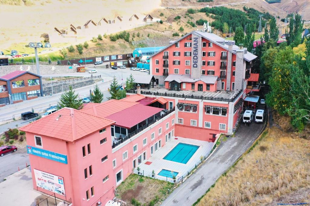 einem Luftblick auf eine Stadt mit einem rosa Gebäude in der Unterkunft Dedeman Palandoken Ski Lodge Hotel in Erzurum