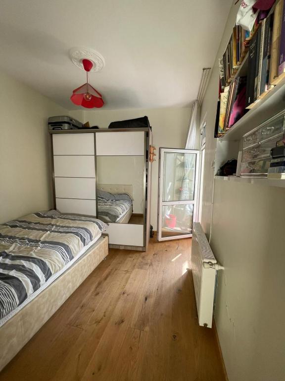 Schlafzimmer mit einem Bett und einem Spiegel in der Unterkunft besıktas merkez in Istanbul