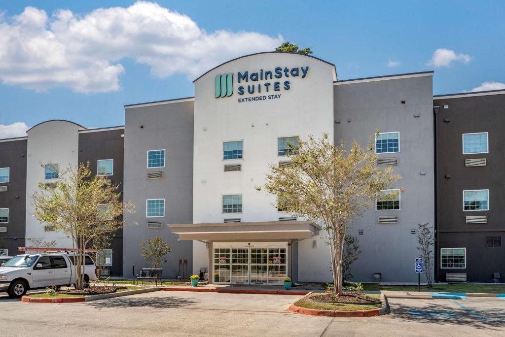 un edificio con un todoterreno estacionado frente a él en MainStay Suites Denham Springs - Baton Rouge East, en Denham Springs