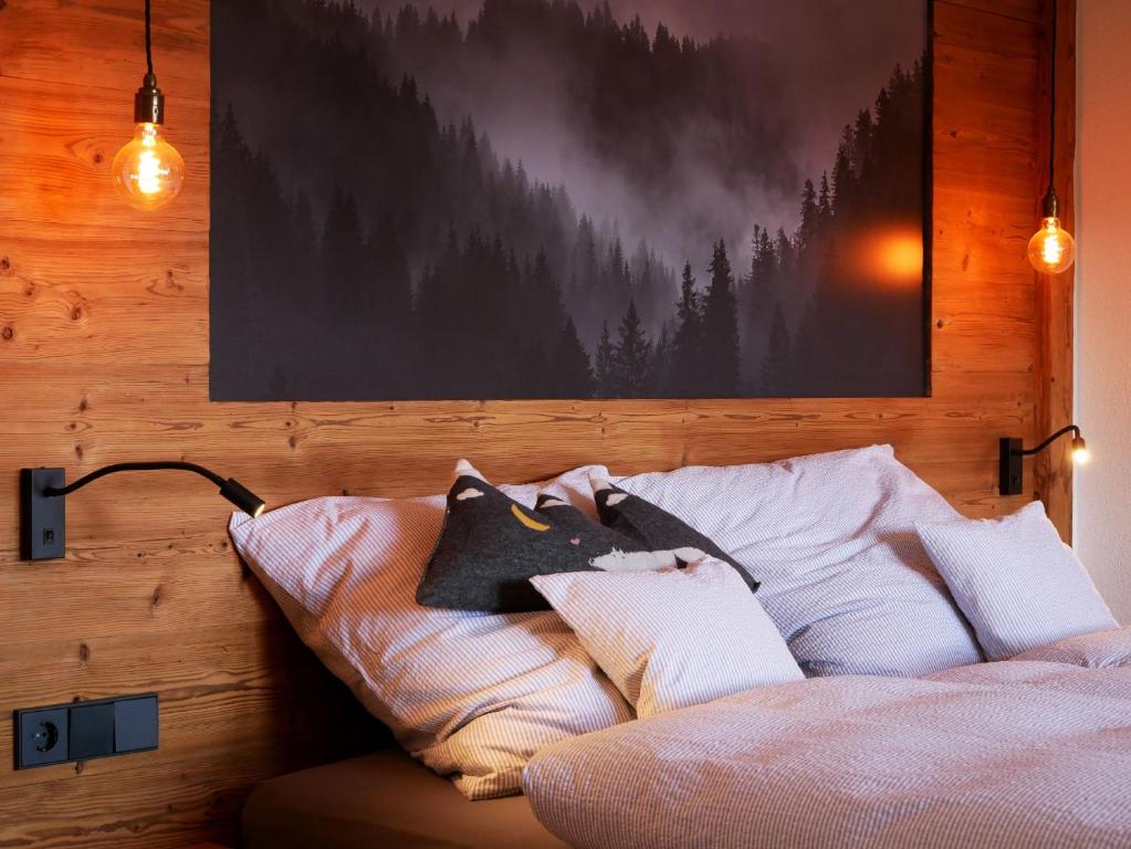 Un dormitorio con una cama con almohadas. en Rinken 9, en Hinterzarten